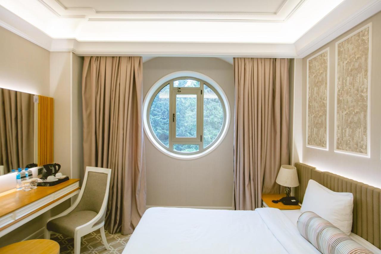 Theatrum Hotel Baku Extérieur photo A room at the hotel