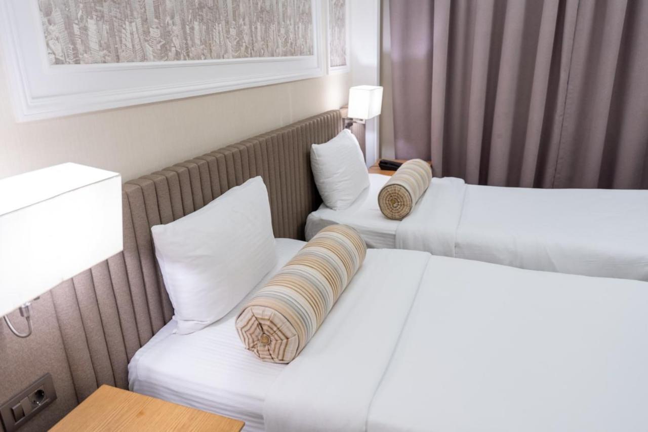 Theatrum Hotel Baku Extérieur photo A pair of bolsters on a bed