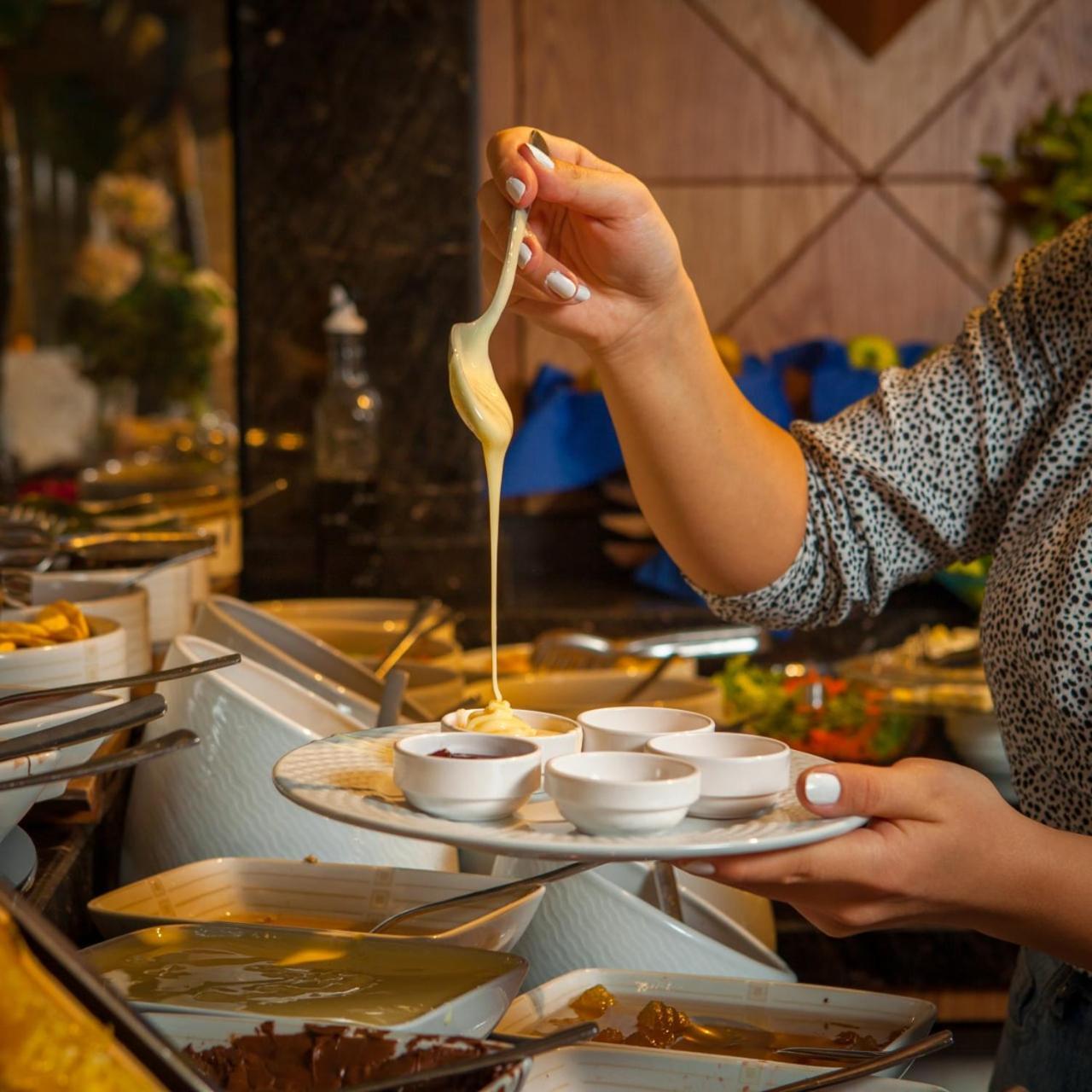 Theatrum Hotel Baku Extérieur photo A cheese fondue